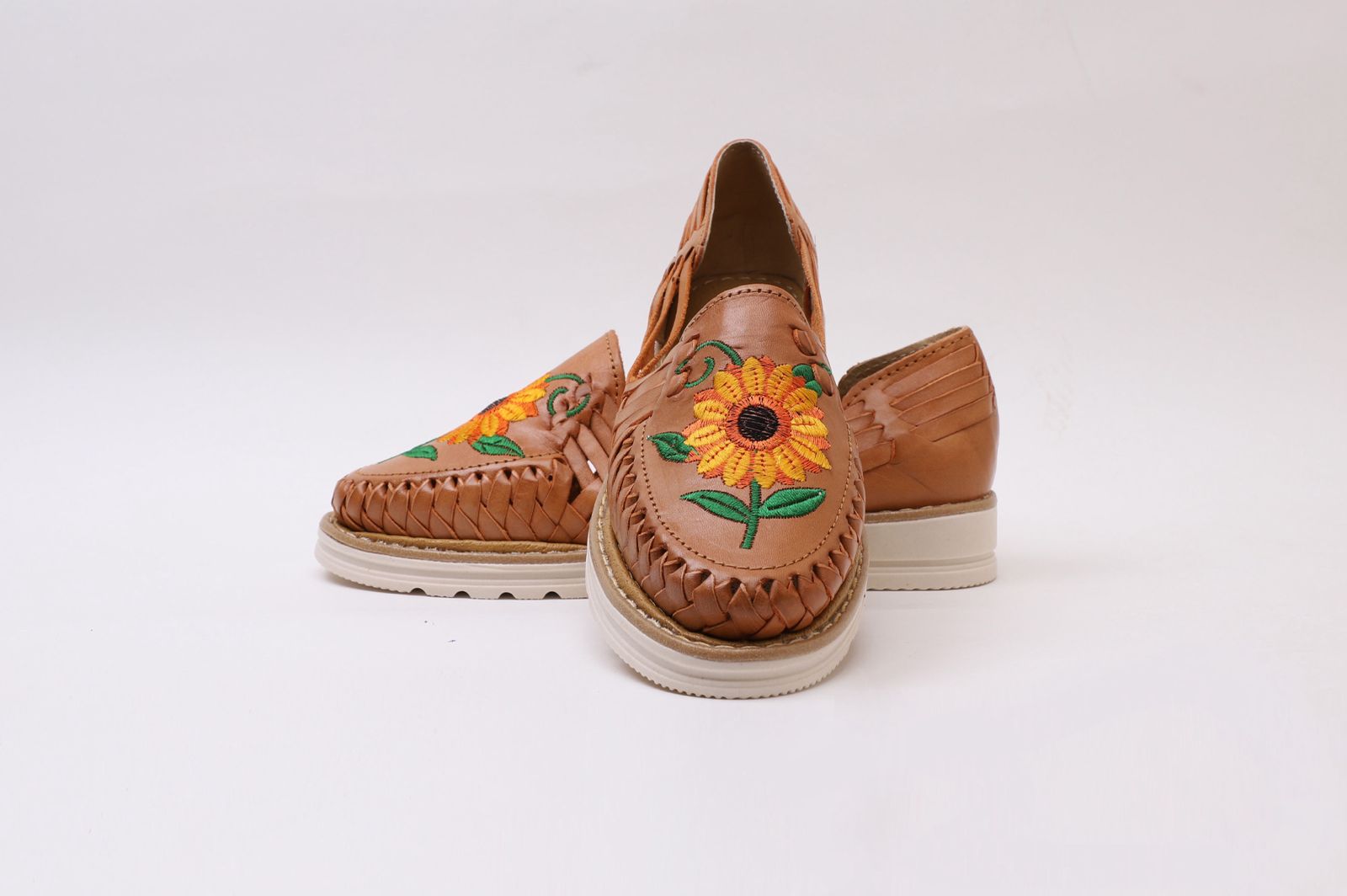Huarache Girasol para dama, tejido y bordado con girasol, talón tejido.