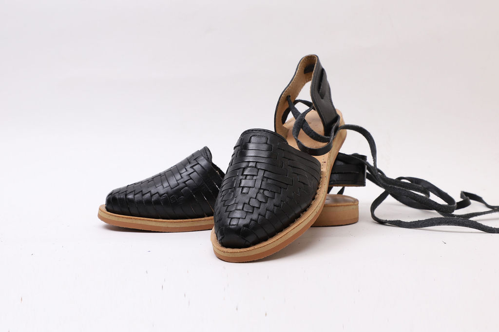 Huarache Azteca, tejido a mano, color negro