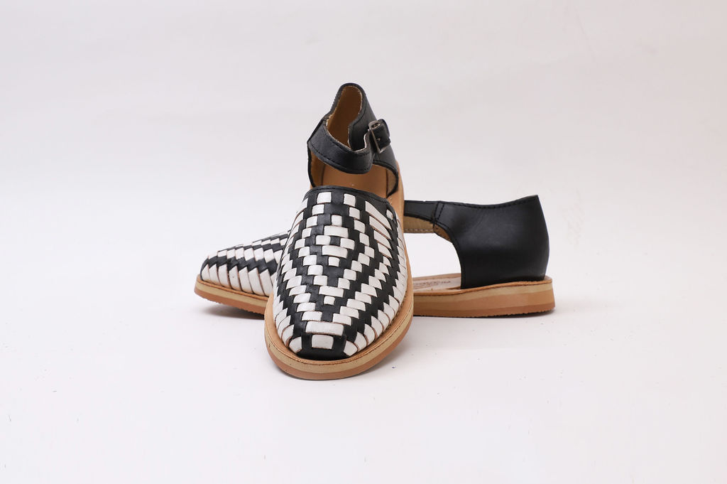 Huarache Tlahualil, tejido a mano, color blanco y negro