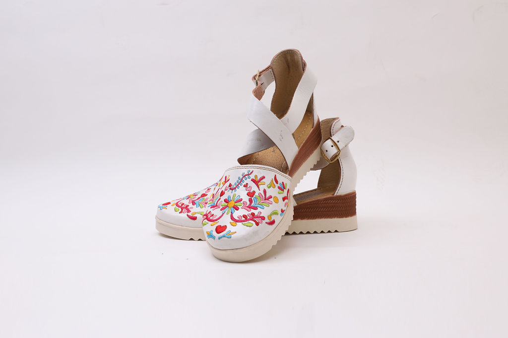 Huarache Otomí, bordado, color blanco