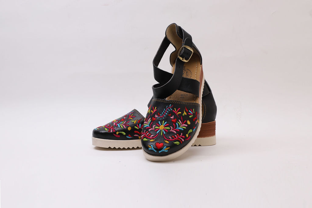 Huarache Otomi, bordado, color negro