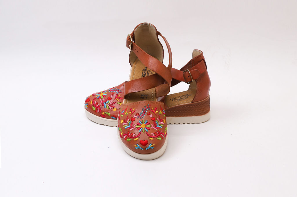 Huarache Otomí, bordado, color shedron